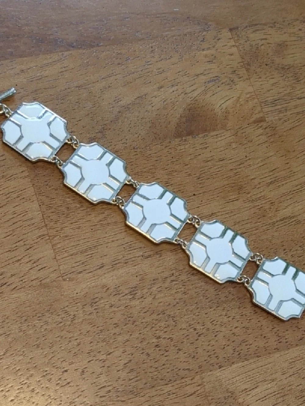 Elegant Bracelet with geometric design in white enamel and gold trim